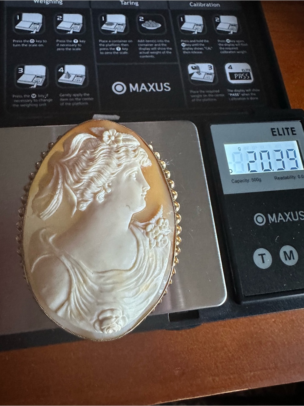 Vintage Cameo Brooch Pendant in Cream and Gold 14k